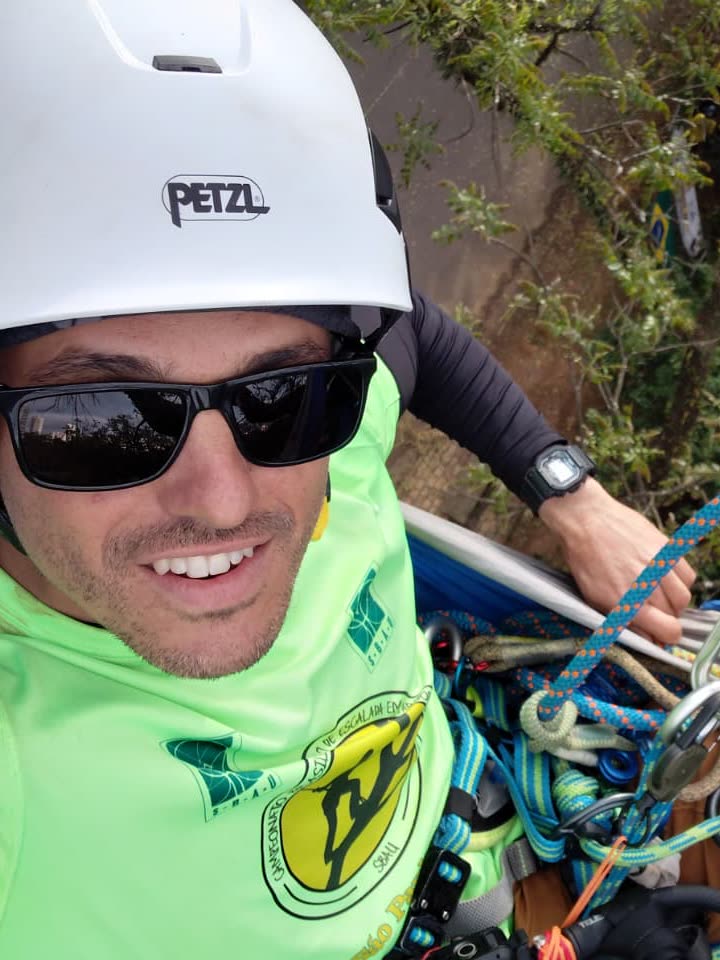 Técnico na rede suspensa no alto da árvore, acompanhando as provas