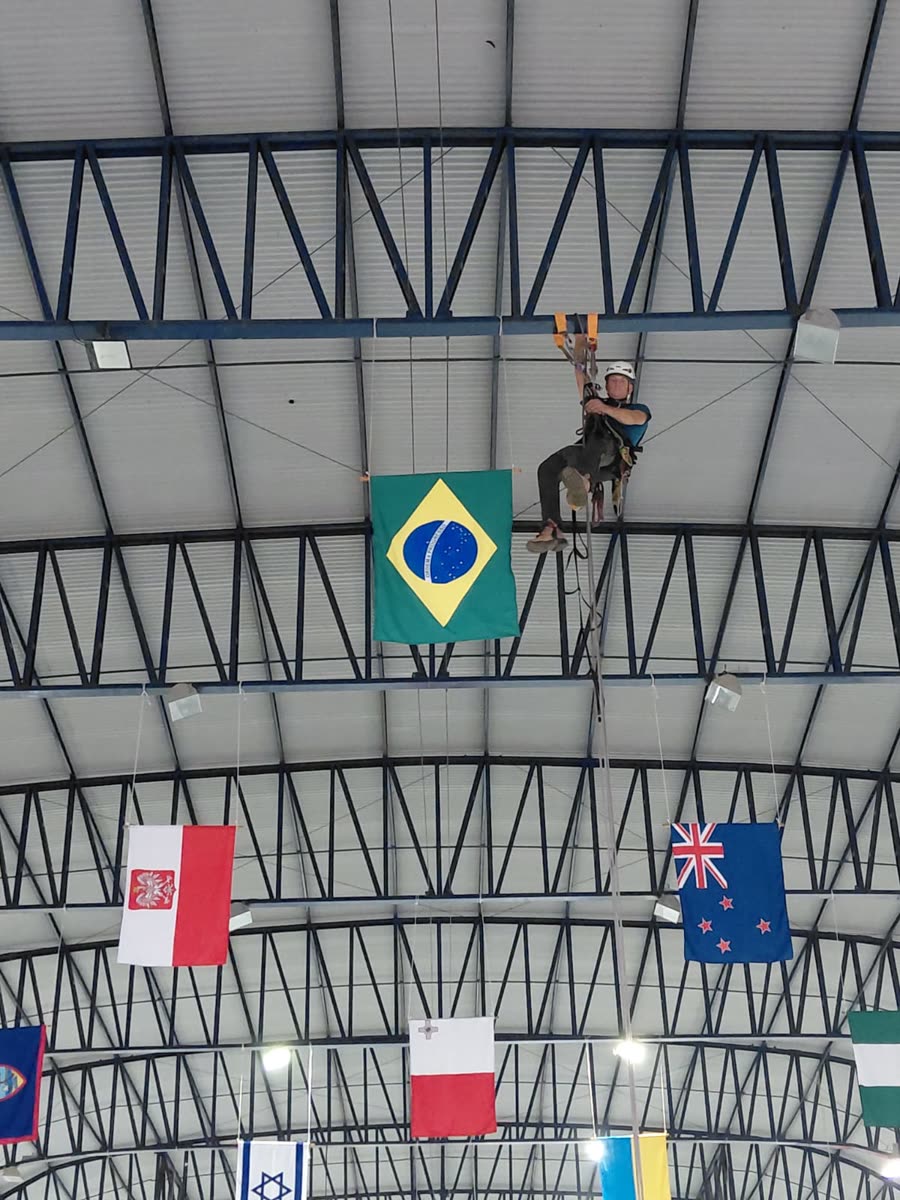 Bandeiras instaladas nas tesouras do ginásio da EXPOSOL
