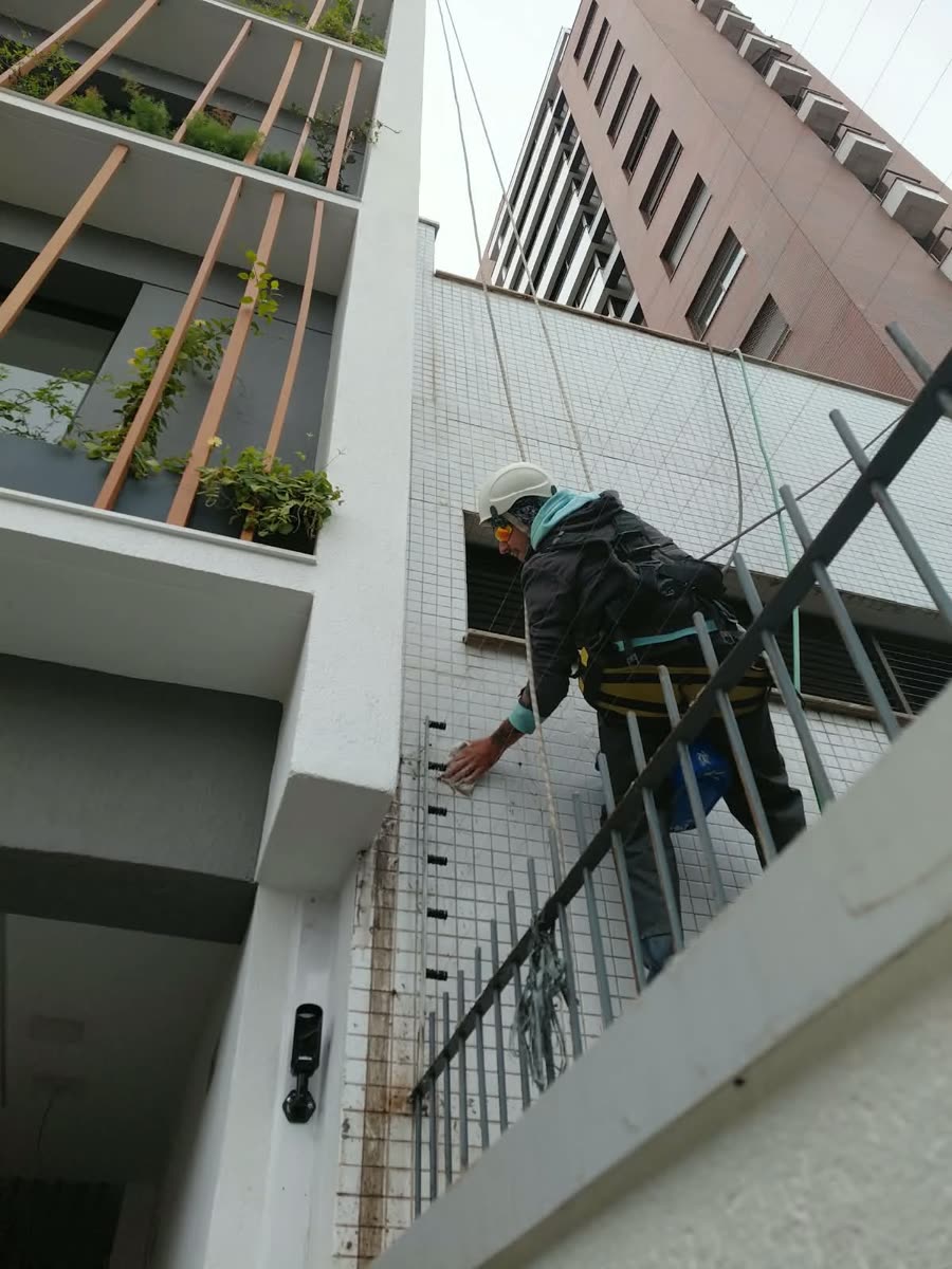 Limpeza manual de fachada de pastilhas em altura