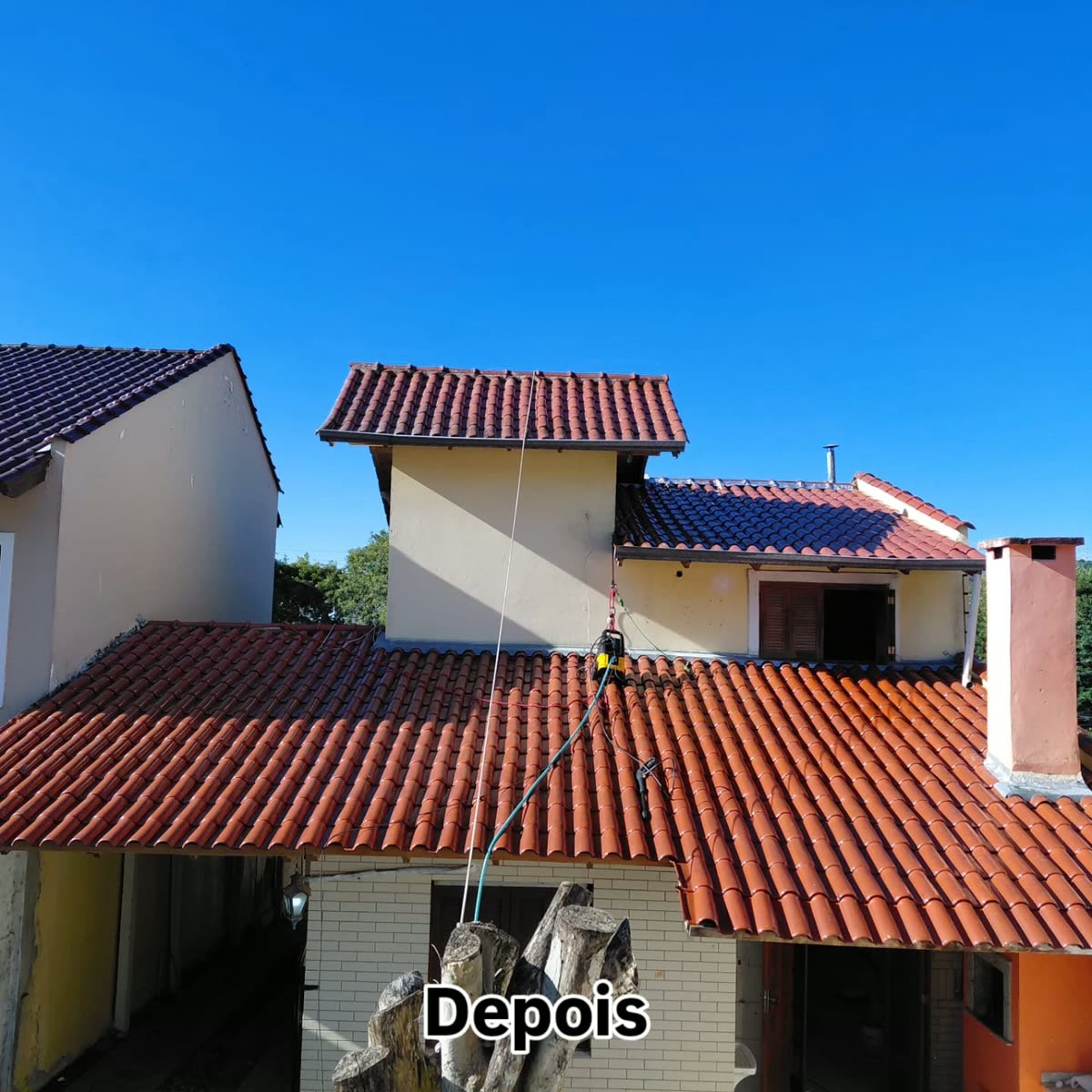 Telhado depois da limpeza, com as telhas limpas