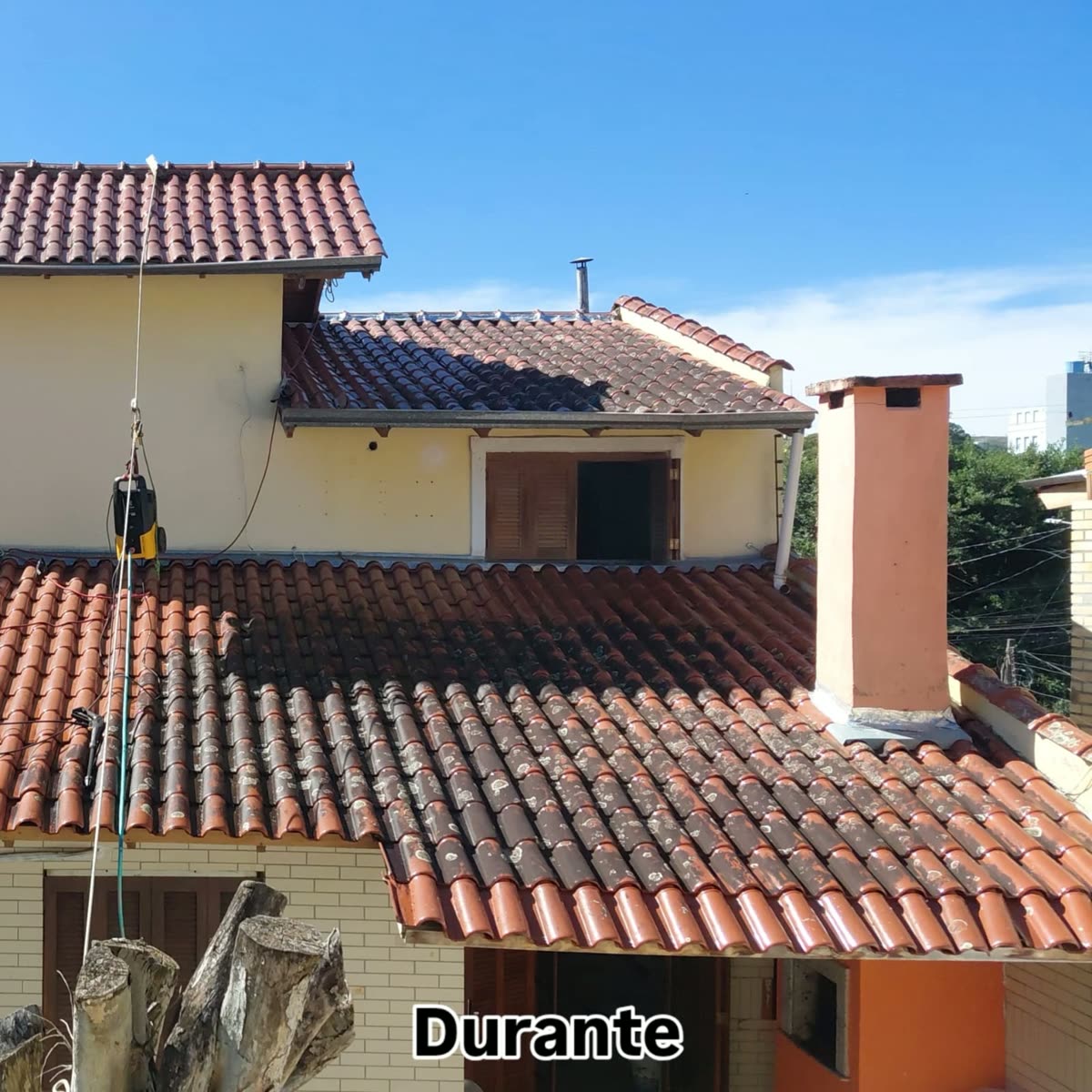Telhado durante a limpeza com hidrojateamento