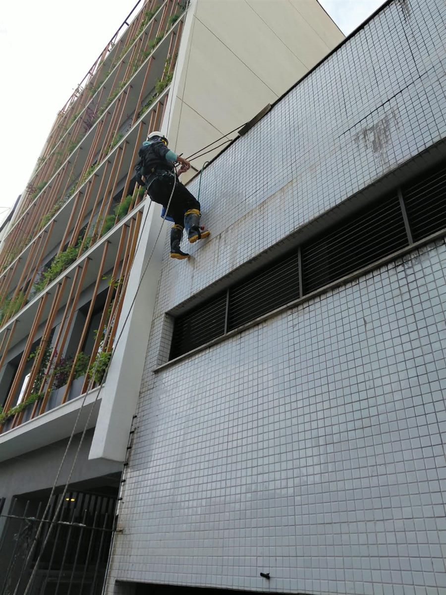 Hidrojateamento de fachada revestida com acesso por cordas