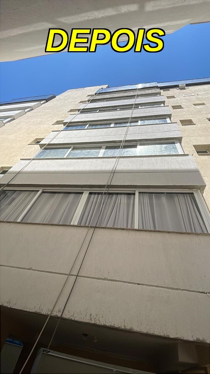 Fachada recuperada com acesso por cordas — depois